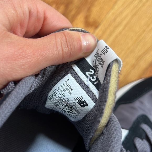 Women’s black and white New Balance Sneakers - almost new condition size 7 - Picture 8 of 8